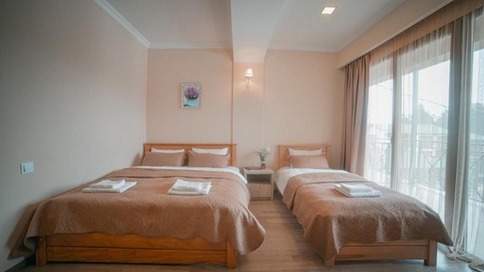 Hotel Surami Esterno foto
